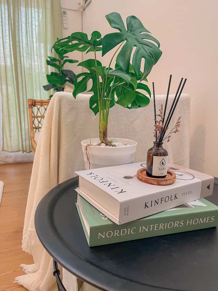 Senengnya hidup di era semua bisa tinggal klik dengan dimanjakan berbagai ecommerce, kita bisa hunting item dekor yang low budget tapi kiyowo..

Rumah kami mungil dan memiliki toddler jadi dirumah ini tidak begitu banyak item dekorasi, berikut beberapa item dekorasi yang budget friendly yang ada dirumah ini..
Pic 1 : Dummy Book ini hanya belasan ribu saja, design cover yang menarik menambah estetika ruangan.
Pic 2 : Lampion dari Ikea yang hanya 130an ribu. Dining area jd semakin japandi.
Pic 3 : Lampu meja dari ikea ini jg hanya 79ribu saja.
Pic 4 : Standing Lamp ikea yang juga sangat adfordable dan promo senilai 249ribu.

#DekorBudgetFriendly
#AestheticAffordable
#SpillDekorLowBudget
