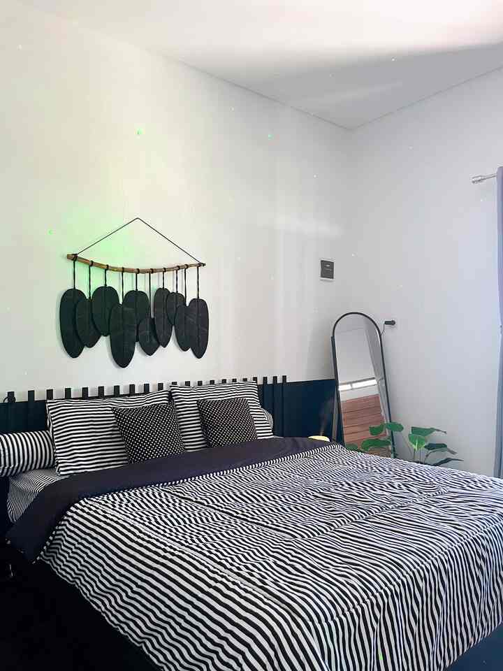 Palet Warna Di Kamar Utama

Kami memilih palet warna monochrmoe (hitam dan putih) dengan sentuhan warna hijau dari tanaman artificial agal karmar terlihat lebih segar. 

#BumiGerrd #BringColorsToMyHome #HomeColorPalette #RekomendasiWarnaRumah #DekorasiKamarTidur #KamarTidurMinimalist