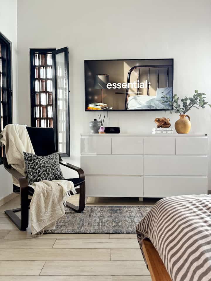 Items Dekorasi yang ada di kamar utama

Beberapa items dekorasi yang ada dikamar utama, memang simple banget, gak banyak dipakai pernak pernik 

Dengan tetap dominan black & wood diberi sedikit sentuhan kuning untuk pop up nya

#bumitimi #dekorbudgetfriendly #aestheticaffordable #spilldecorlowbudget #bedroom #stylingbedroom #dekorasibedroom