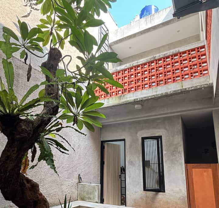 Karena dari awal Wina.Home mengusung tema Industrial Home. Jadilh utk color Pallete qt cenderung ke unfinish. Mayoritas qt memiliki warna abu,, tapi ada beberapa dekorasi dengan warna terang agar membut Wina.Home lebih hidup 😊
#bringcolorstomyhome
#homecolorplette
#rekomendasiwarnarumah
#rumahindustrial
#rumahcibubur