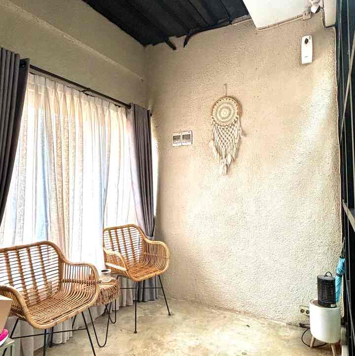 Kali ini aq mau spill dekor2 di Wina.Home dengan dekorasi yang terjangkau namu tetap bikin estetik. Slide pertama yaitu di ruang tamu kecil kami, sengaja kmi hanya ada 2kursi rotan namu lainnya sudah terdekor secara material. Untuk Slide kedua yaitu Bagian rung tamu keluarga kami tidak terllu banyak barang agar terlihat lebih luas dan nyaman dalam berinteraksi. Untuk Slide Ketig yaitu bagian Kmar Tidur, kami tidak memberikan dekorasi macam2 hanya nakas disamping tempat tidur kami agar terlihat cantik. Untuk slide ke 4, di bagian mushol juga tidak banyak ornamen namun terlihat estetik karena qt menambahkan lafaz dengan bentuk estetik dan 1 lemari kaca untuk penyimpanan alat ibadah 😊
#dekorbudgetfriendly
#aestheticaffordable
#spilldecorliwbudget
#dekorasihemat
#rumahindustrial