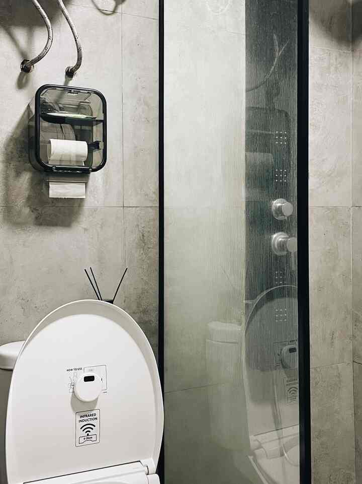 Best buy versi kamar mandi.
Printilan yang bikin kamar mandi rapih dan tentunya fungsional. Mulai dari kotak tissue toilet roll dan tissue wajah. Flush toilet otomatis yang sangat membantu, apalagi kalo lupa ngeflush. Dan rak dinding pojok untuk meletakkan botol-botol dan peralatan mandi lainnya #DekorBudgetFriendly #AestheticAffordable #SpillDecorLowBudget #bathroomideas #bathroomdecor #bathroomaesthetic #livealone #smallhouse #decorideas #decorinspo