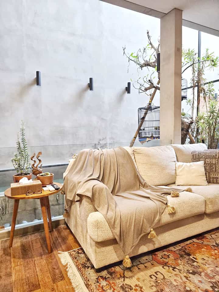 Low budget decoration item di rumah kami banyak sekali, ini beberapa diantaranya:

- tanaman hias, bentuk dan jenisnya bisa bermacam-macam, harganya beragam, tp yang tampil di sini di bawah 20K. Dengan tanaman hidup, suasana ruangan cenderung lebih segar. Bisa dikombinasikan dengan tas rotan anyaman 30K.
- throw blanket 100K. Kami punya beberapa warna untuk memberi ambience yang berbeda
- box anyaman bali ini, kami temukan di pasar ubud dengan harga di bawah 100K. Selain designnya enak dilihat. Fungsinya juga banyak. Bisa untuk tempat penyimpanan
-pembatas buku 60K, jadi pemanis cantik deretan buku di meja kerja

Kunci mencari low budget decoration item sebenarnya sering-sering browsing dan membandingkan harga di toko online. Selamat mencoba ❤️

#DekorBudgetFriendly #AestheticAffordable #SpillDekorLowBudget #ItemDecoration #TipsDekorasi #RumahBuaran #TropicalHouse 