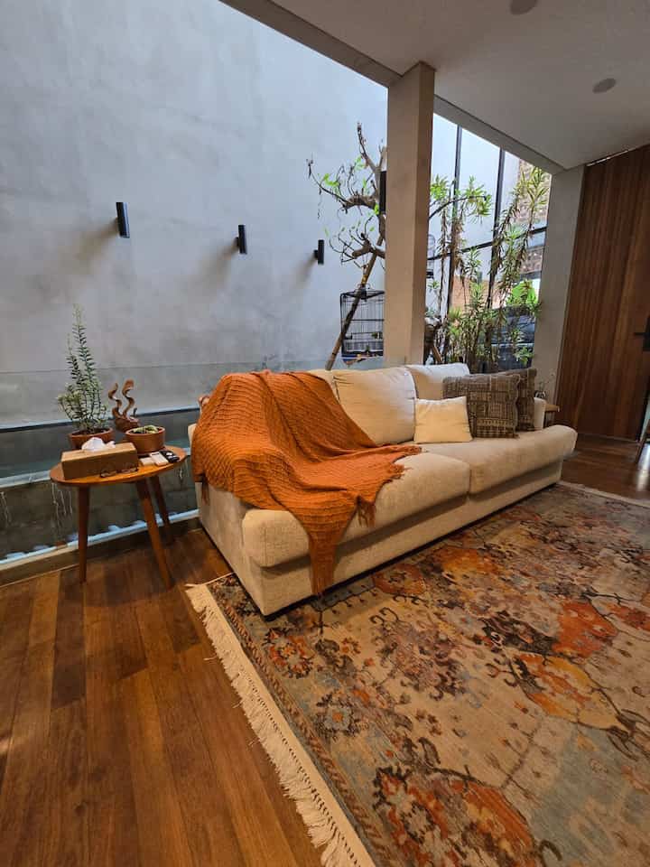 Color palette di rumah buaran, sebenarnya turunan dari material bangunan yang kami pakai. Warna tembok unfinished (abu), tembok bata merah (orange), lantai parket kayu (natural kayu dan turunannya).
Jadi bisa dibilang, color palette yang kami pakai adalah warna-warna natural / warna-warna hangat. Dengan beberapa warna outstanding yang masih in line

#BringColorsToMyHome #HomeColorPalette #RekomendasiWarnaRumah #NaturalColorHomes #NaturalHome #RumahBuaran #TropicalHouse 