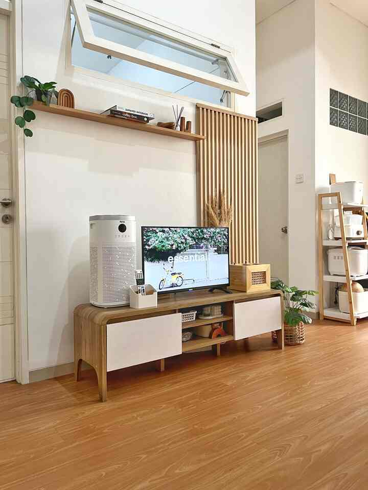 Dekorasi Aesthetic Yang Budget Friendly

Spot ruang TV dirumah ini menurutku dekorasinya paling budget friendly..  total biaya ga sampai 1 juta deh kayanya.. sblmnya hanya dinding polos dan skrg udah lumayan estetik sambil nabung buat bikin backdrop TV idaman

Item dekor yang aku tambahkan 
- wallpanel 4 pcs tinggi 2m 300k
- Ambalan kayu 120m 68k
- Box wifi router 164k
- Vas kayu mini 36k
- Dummy Books 50k
- Artificial plant 54k
- Reed diffuser 45k
- Remote Storage 22k
Total 671k

Beberapa diantara item dekor adalah gift jd tentu lebih hemat lg budgetnya

Penting juga untuk memilih dekorasi yang ga hanya estetik tapi jg bermanfaat ya, seperti box buat sembunyiin wifi, lalu reed diffuser yang bikin wangi & relax ruangan, dan box remote control supaya meja tv ttp rapih


#DecorBudgetFriendly
#AestheticAffordable
#SpillDecorLowBudget