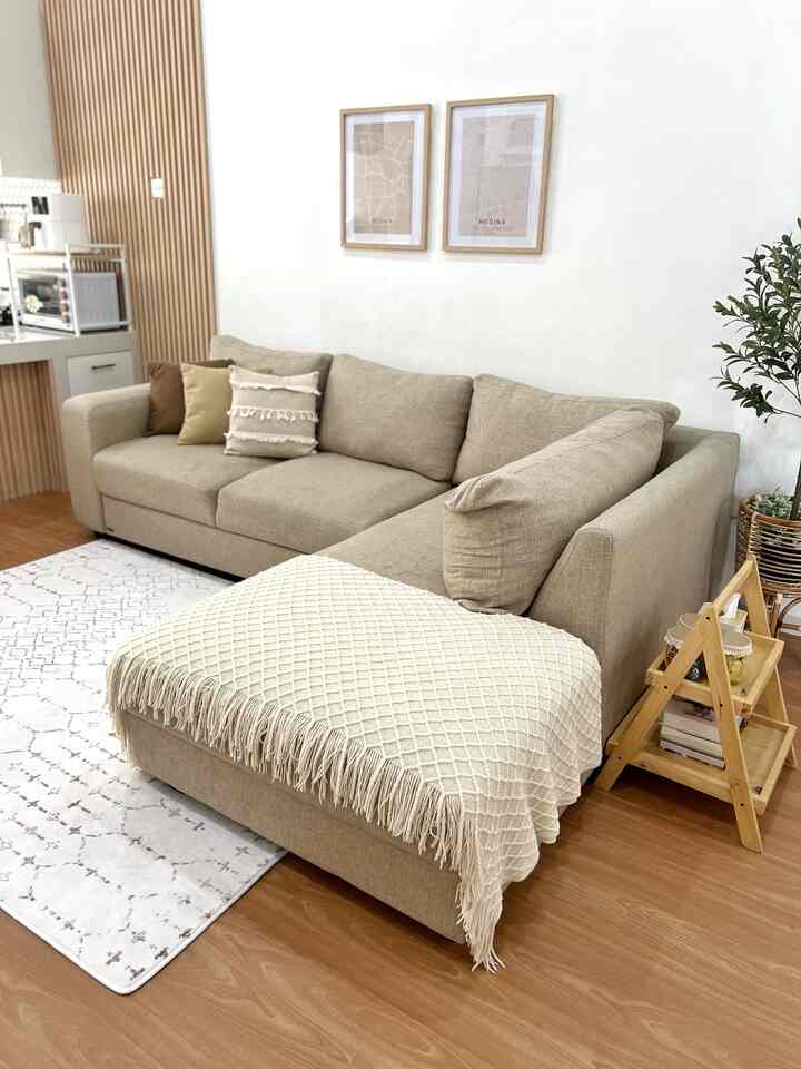 Color Palette di hampir semua ruangan aku pilih nuansa earthtones, cebum, neutral, white & wood dan istilah lainnya yang sama hehe..

Aku memutuskan mengganti color palette dari warna monochrome karena aku merasa lebih nyaman dengan suasana warm, dan berasa rumah lebih rapih dan luas aja sih

Untuk perpaduan warnanya menurut aku ga susah, aku cenderung suka membeli furniture dgn warna putih kayu seperti meja makan yang di mix kursi warna putih. Kemudian sofa harus lebih terang dari lantai vinyl jd aku pilih cream/mocca. Pemilihan karpet yang warna dan motifnya masih netral supaya tidak contrast dengan items dekor lainnya.. 

warna yang sering aku gunakan : cream, mocca, coklat, putih, off white, beige dan warna kayu yang sedang, tidak gelap tidak terang..

Tips buat yang ingin menerapkan nuansa earthtones agar tidak pucat bisa di mix n match dengan tanaman/artificial flowers, dekorasi warna kunyit/kuning, dan dusty pink 

#BringColorsToMyHome
#HomeColorPalette 
#DekorasiWarnaRumah