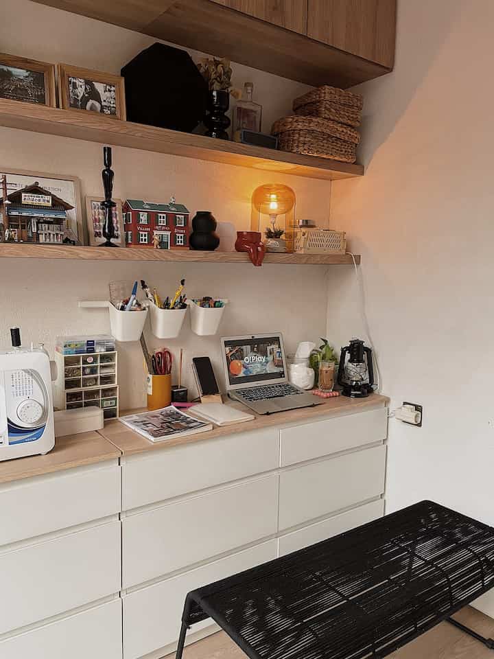 Decorations don't have to be expensive. If I like cute and colorful knick-knacks, anything can be used as decoration. For example, this time I put decorations that don't have to be expensive on my work desk area. Some of the items I bought, some were DIY (I used an old tea canister as a place to put stationery), there were also things I upcycled, for example, the rattan chair I had had rotten, so I took it apart and replaced it with a rope rope and it looked like a new chair. .

Prints in the workplace such as coasters, small pots, plants and colorful stationery also make you feel more enthusiastic, feel more creative and most importantly sparks joy✨.
_
#BudgerFriendly Decor
#AestheticAffordable
#SpillDecorLowbudget
#Athomecorner
#homeFinds
#HomeDecorInspo
#HomeDecor