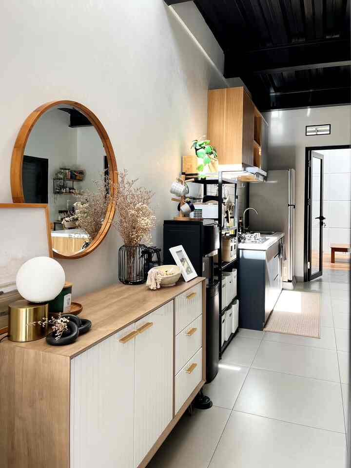 Color Palette #rumahmaknaa didominasi warna abu, putih, coklat natural, hitam, dan hijau. Kami memilih warna tersebut karena kami suka warna yang netral sehingga mudah dipadupadankan. 

Tapi kami mulai menambah warna lain di dekorasi kecil, seperti warna cushion cover kuning dan terracotta. Ternyata bikin ruangan jadi lebih fresh yaa 😍. 

#BringColorsToMyHome
#HomeColorPalette
#RekomendasiWarnaRumah 

