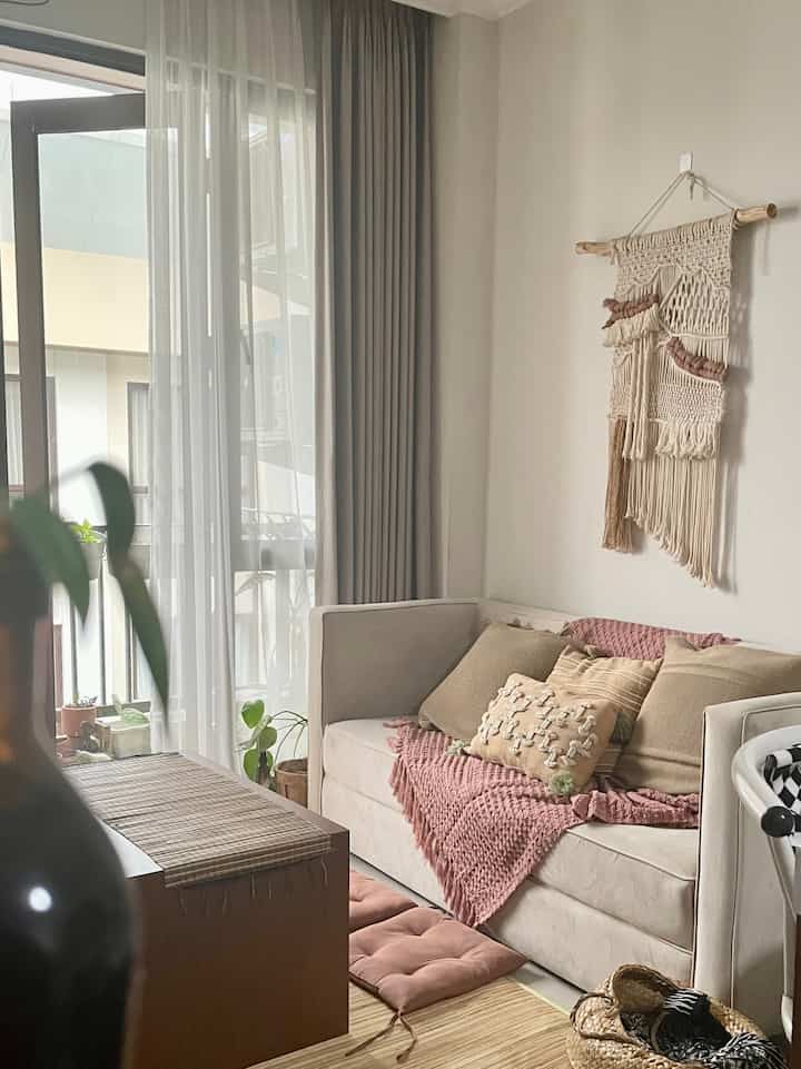 Palet warna yg saya pilih untuk di living room ini mostly natural color pada cushion, macrame, taplak meja sampai karpet, tetapi sy padukan dengan throw blanket warna pink untuk memberikan color point pada ruangan sehingga nampak lebih hidup dan tidak boring. 


#BringColorToMyHome
#HomeColorPalette
#RekomendasiWarnaRumah

