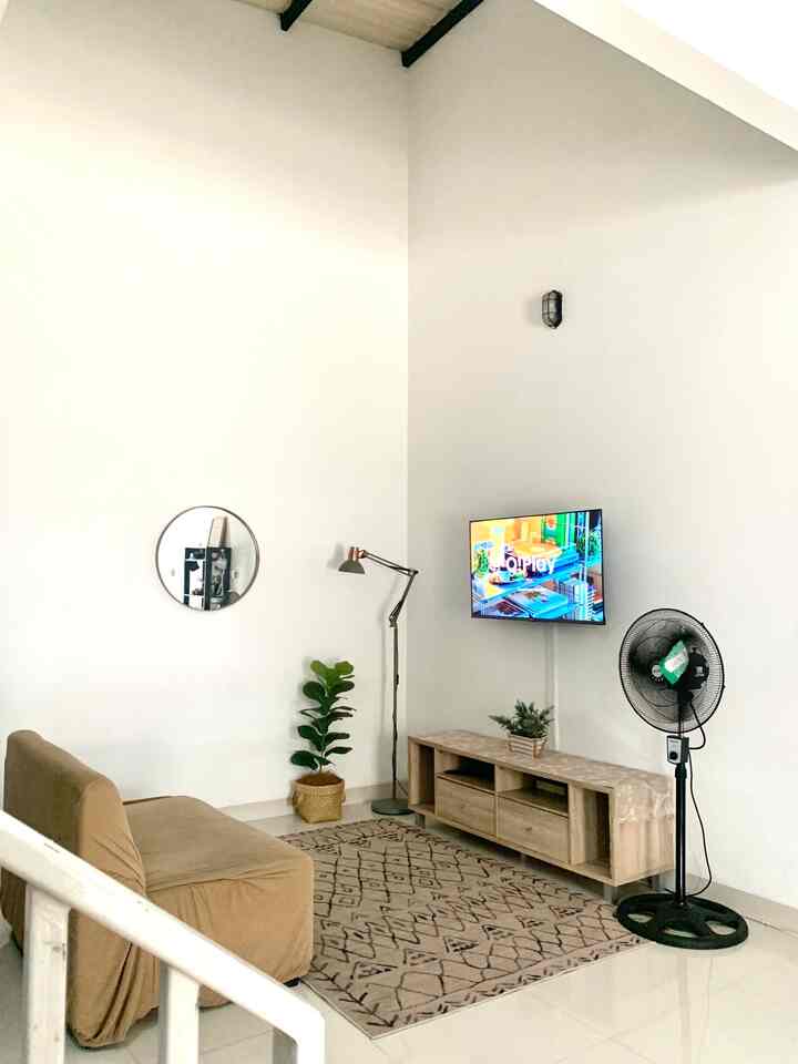 Color palette di living room dan bedroom ✨

• Living room dengan earth tone dominan berwarna coklat memberi kesan homey. Ditambah dengan tanaman artifisial agar ruangan terasa lebih "hidup"
• ⁠Master bedroom ukuran 3x3. Ruangan yang bisa dikatakan sempit untuk kamar, namun dengan pemilihan warna yang natural (dominan white dan grey) kamar tidurku terkesan lega. Selain itu pemanfaatan space seperti meja lipat dinding dan cermin gantung juga sangat efektif di sini.

#BringsColorToMyHome 
#HomeColorPalette
#RekomendasiWarnaRumah