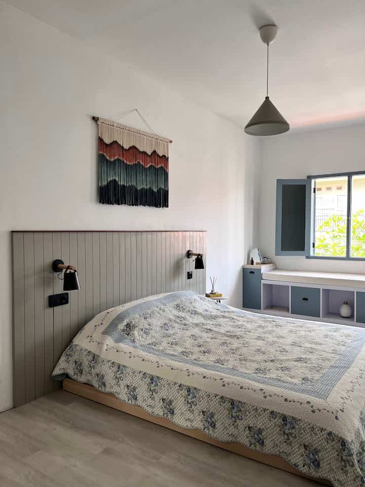 Color pallete yang aku pilih untuk rumah ini adalah tema warna pastel. Cukup dengan beberapa warna aja, seperti putih dan biru ke abuan. Warna cat biru ini aku mix or custom di toko cat. Jadi ga akan ada yang jual warna biru ini. Kenapa aku memilih warna biru dan putih? Karena ingin menampilkan suasana seperti di villa Bali. Warna biru terkenal dengan warna air. Jadi biar rumah berasa lebih adem dan relaxing.
Untuk warna di kamar utama, aku mix dengan warna sage. Karena dominan dengan warna cat putih. Jadi aku bisa mix n match warna pop up di furniture. Yang penting buat aku dan suami. Warna di rumah harus bikin kita nyaman..

#BringColorsToMyHome #HomeColorPalette #RekomendasiWarnaRumah #catrumah #temarumah #dekorasirumah #colorpalletedirumah