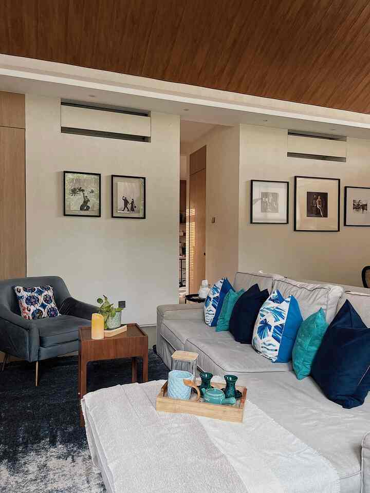 
☀️Bring Colors To My Home☀️

Color palette dirumahpojok didominasi warna-warna neutral warm seperti coklat, abu-abu untuk penggunaan HPL di furniture dan putih pada bagian tembok. Tapi ada kalanya kami ingin rumah lebih berwarna-warni juga, aku menyiasati dengan membeli dekorasi yang berwarna lain seperti di furniture lepasan, peralatan makan, karpet dan sarung bantal yang sesuai dengan tema saat acara besar ataupun suasana hati.  Seperti  kali ini aku terinspirasi dari dekorasi rumah-rumah pinggir pantai ala coastal decor yang dominan dengan warna biru. Next warna apa lagi yaa? 🐚🥥💙🌊
_
#BringColorsToMyHome
#HomeColorPalette
#RekomendasiWarnaRumah
#Dirumahpojok
#WarnadirumahPojok
#HomeDecorInspo
#HomeStyling
