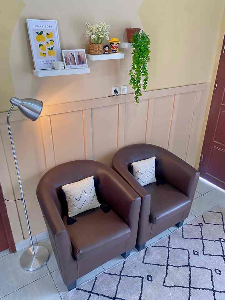 Color Palette di ruang tamu RumahRantau Space ruang tamu yang ini jarang banget dimunculin hihi akhirnya tampil juga 😍

Karna ini rumah dinas , jadi ada warna wajib yang ngga boleh di ganti yaitu warna kuning dan coklat,
Dari situ furnitur dan printilan kita sesuaikan  dengan selera kita tapi tetap nyambung sama warna wajib tadi 😁😁

Ada tambahan wallbatten warna coklat muda , dan Wall Art warna Cream agar nggak monoton 🤍✨

#BringsColorToMyHome
#HomeColorPalette
#RekomendasiWarnaRumah
#RumahRantau
#AsramaBrimob
#Pontianak