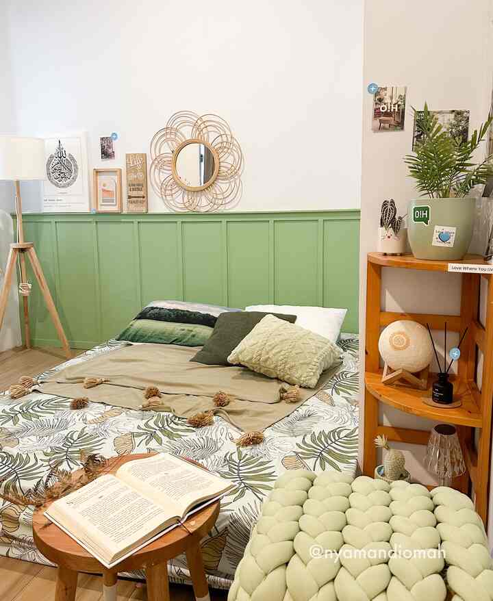 Color of my bedroom: Natural wood + sage green

Awalnya dinding kamar ini polos. Dengan dekorasi warna hijau seperti sarung bantal, stool, dan tanaman artifisial di kamar yang lumayan mendominasi, akhirnya aku memutuskan untuk membuat wall panel warna hijau sage dari Dulux easy clean “Summer Picnic” dengan menggunakan wall batten yang disusun vertical juga horizontal pada bagian atasnya. 

Tidak hanya nyaman sebagai tempat tidur, kamar ini juga bisa jadikan sebagai spot membaca buku. Gimana menurut kalian?

#nyamandiomah #BringColorsToMyHome #HomeColorPalette #RekomendasiWarnaRumah #sagegreen #greenlovers #inspirasikamartidur 