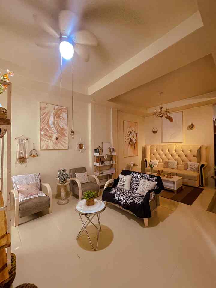 Ruang tamu sekaligus ruang nonton untuk keluarga., saya memilih warna palette nya senada dgn lantai dan dinding begitu jg dgn pajangan dan property lainnya, ada warna beige, cream, putih dan hitam yang membuat home living lehih hidup dan estetik
#bringcolorstomyhome
#homecolorpalette
#rekomendasiwarnarumah
#homestagram 
#homecafe 
#homey