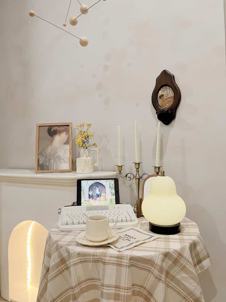 Dekorasi stylis ala SAY Little Home pakai lampu" seperti fireplace & lampu aesthetic senengnya minggu ini habis beli lampu ala eonnie Korea yg motif Pear dengan harga murah , cuma 200k 🥺🙌🏻 di tambah napkin" aesthetic dengan harga terjangkau #Dekorbudgetfriendly #aestheticaffordable #spilldecorlowbudget #aestheticroom #ruangtamu #ruangkeluarga #livingroom #classicroom 