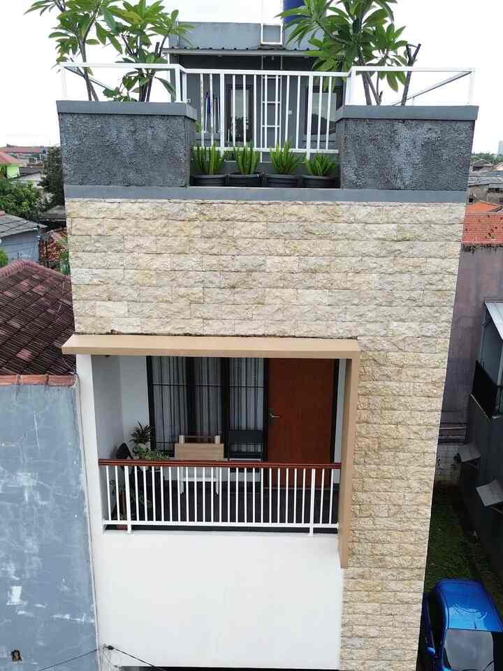 Color Palette dirumah kami dominan warna putih dan warna coklat ditambah dengan aksen kayu.

Kami memilih warna tersebut karena netral dan mudah jika dipadupadankan dengan furniture atau item dekorasi.

Selain itu warna putih menurut kami membuat kesan rumah lebih luas dan clean. Sedangkan warna coklat dengan aksen kayu membuat rumah menjadi hangat dan terasa lebih homey. 

#BringColorsToMyHome
#HomeColorPalette
#RekomendasiWarnaRumah
#Minimalis
#TinyHouse
#50m2