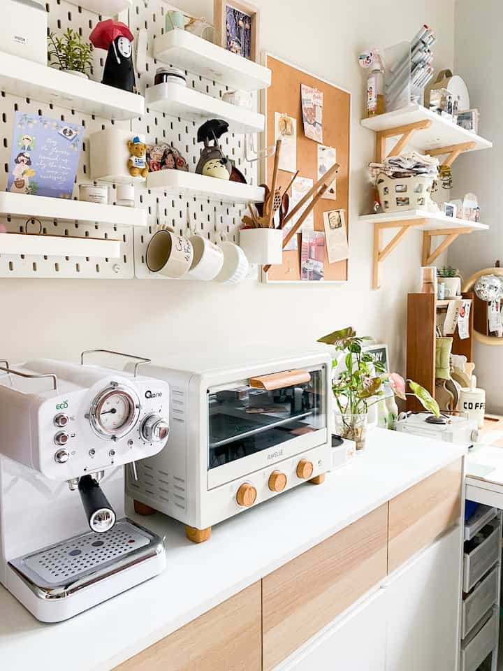 Palet warna (color palette) yang dipilih untuk dapur bersih diGreynaehaus adalah brown n white 🤎🤍

Komposisi warna white memang lebih banyak karena sebagian besar furnitur, elektronik dan dekorasi kita memilih warna putih.

Dan untuk sentuhan warna cokelat kita memilih furniture/ dekorasi dengan material kayu.. agar lebih natural.

#BringColorsToMyHome
#HomeColorPalette
#RekomendasiWarnaRumah
#rumahkecil #dapurminimalis #dapurbersih #coffeecorner #mejadapur 