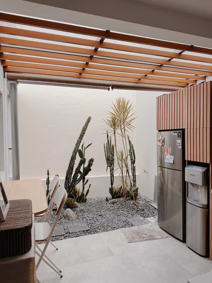 Color tone di rumah ini adalah perpaduan warna putih dengan furniture kayu natural. Seluruh dinding rumah diberi warna putih sementara seluruh furniturenya warna kayu natural untuk memperkuat style scandinavian. 
Sementara item dekoratif seperti cushion cover, throw, rug, table runner, sprei dan bahan linen lainnya berganti ganti tema warna supaya tidak monoton.
Warna putih dan kayu cenderung netral sehingga cocok dipadupadankan dengan aksesoris berbagai warna.✨

#BringColorsToMyHome #HomeColorPallete #RekomendasiWarnaRumah #ScandinavianHouse #Homestyling #Homedecor