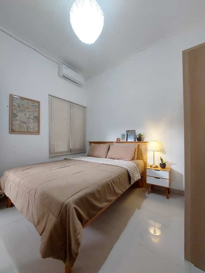 Untuk sebuah rumah kecil maka best purchase yang paling aku suka adalah lemari sliding door yang ada di kamar tidurku. Lemari ini tidak membutuhkan ruang tambahan untuk bukaan pintunya. Jadi lebih ringkas dan praktis. Tidak perlu khawatir meletakkan barang lain di depannya. Desainnya juga minimalis, cocok sekali di kamar tidurku yang tidak terlalu luas ini.
Harganya 1 jutaan dengan bahan particle board yang bagus. Ini juga sangat kuat dan bebas jamur.

#DekorBudgetFriendly
#AestheticAffordable
#SpillDecorLowBudget
#LemariMinimalis
#DekorKamarTidur