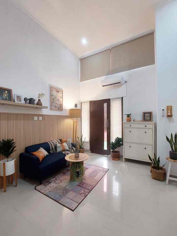 Kelarasan warna dalam sebuah ruangan tentu menjadi hal yang sangat penting. Aku menginginkan desain rumah japandi yang banyak di dominasi unsur kayu dan warna-warna natural.
Hanya sofa yang warnanya agak kontras supaya menjadi center point atau menjadi satu kutub area tamu di dalam ruangan yang sebenarnya sharing dengan area pantry.
Aku juga menambahkan tanaman-tanaman agar menambah suasana yang semarak sekaligus menyegarkan di ruangan ini.

#BringColorsToMyHome
#HomeColorPalette
#RekomendasiWarnaRumah
#RumahPutih
#Japandi
#Ruanganminimalis
