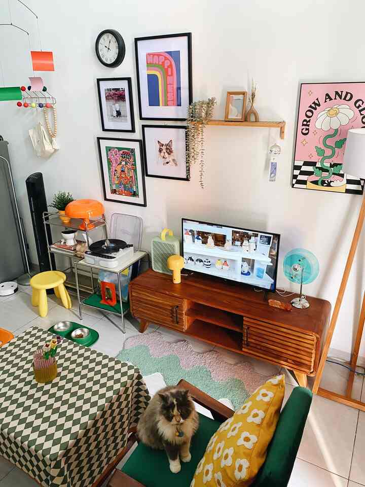 Warna warni pastel pada items dekorasi jadi color palette rumah kami, khususnya pada ruang tamu kami ✨

Palet warna-warni kami pilih sesuai tema art deco dan mid century modern pada ruang tamu kami. Color palette ini untuk menciptakan suasana ceria dan menyenangkan saat menghabiskan waktu di ruang tamu

Mungkin bagi sebagian orang, palet warna-warni ini cukup tabrak warna, namun bagi kami sesuatu yang out of the box 🤯

Tantangannya ada dicara memadukan items dekorasi yang cocok dari segi warna maupun bentuk, misalnya berani memadukan warna kuning, hijau, hingga oranye 🎨

#BringColorsToMyHome #HomeColorPalette #RekomendasiWarnaRumah #midcenturymodern #artdeco #livingroom #depok #petparent #rumahdeveloper