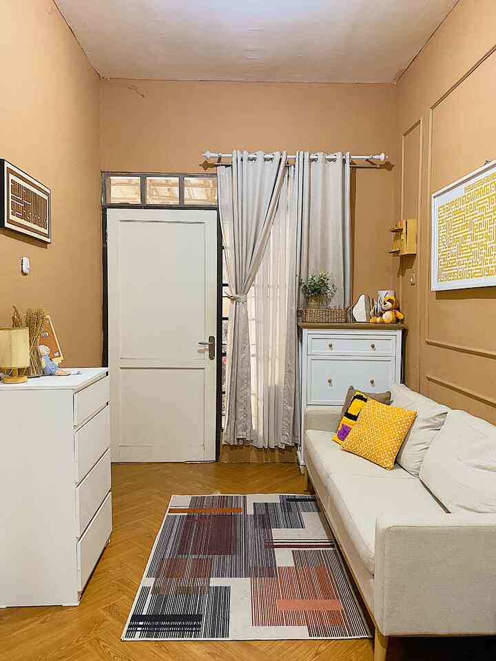 Rumah ini dengan tema warna warm
Jadi hampir rata rata barang dirumah ini berwarna warna warm
Putih,coklat,cream,kuning (mustard) abu muda dan coklat tua 
Serta warna cat coklat yang memberi kesan tambah warm diruangan ini
Agar rumah ini keliatan lebih rapih biasanya aku selalu beli furniture dengan perpaduan warna putih dan warna kayu 
Semoga menginspirasi
#BringColorsToMyHome
#HomeColorPallete
#RekomendasiWarnaRumah