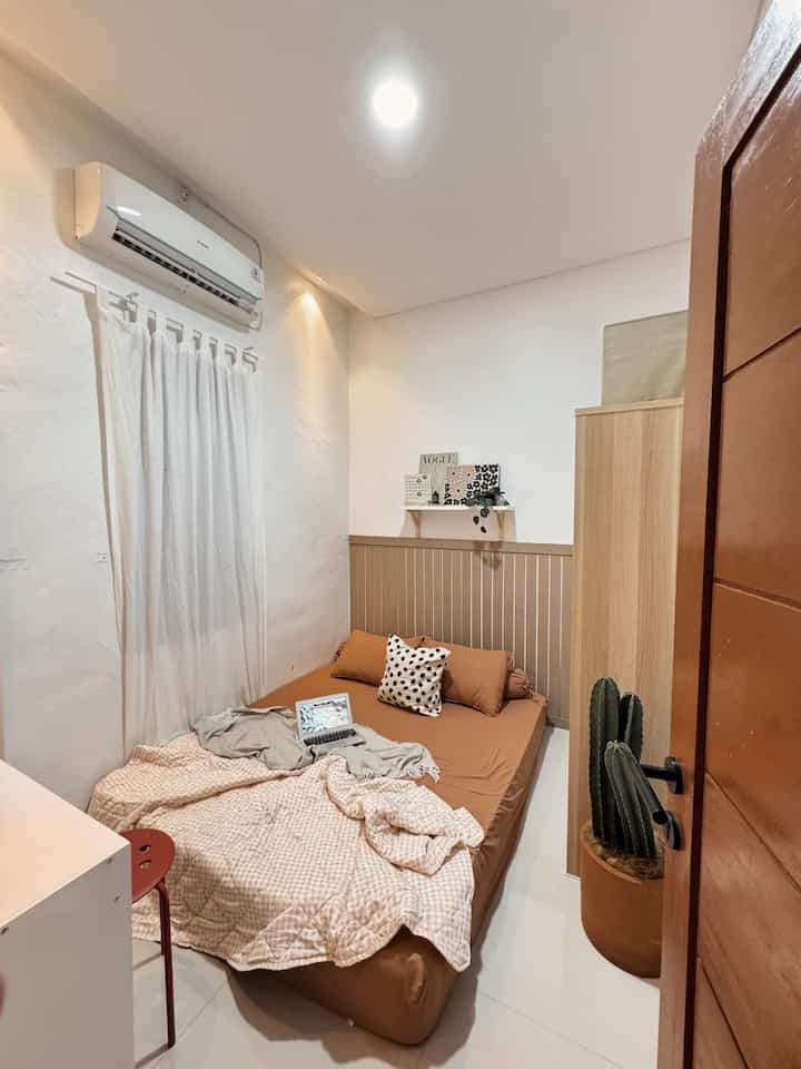 Dekorasi budget friendly dirumah ku terletak pada master bedroom ini . karna lahannya yg tdk luas jd item yg ada pada kamar ini sifatnya fungsional saja. 

beberapa barang dekorasi yg budget friendly di kamar ku : 
✨ bedcover korea aku beli 40k aja
✨ kaktus koboi aku beli 100k aja
✨ dan walldekor aku beli mulai dari 14k
✨ yg gak kalah murah nya lg nih wallbatten aku cuma 3,5k per lembar 

nah menurut kaliam worthit gak harga segini dgn tampilan look yg estetik ✨
karna barang estetik gak harus mahal yah tetangga online 💕 semoga menginspirasi ...


#DekorBudgetFriendly
#AestheticAffordable
#SpillDecorLowBudget
#japandihome
#rumahsegaris
#dekorasirumah