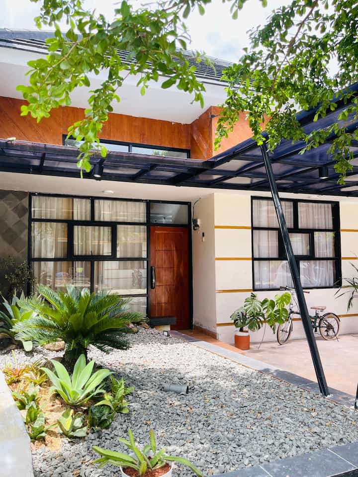 Tema warna di rumahku itu, white n wood, kebanyakan pakai warna warna alami saja 🥰 di campur ada hijau hijau dari tanaman artificial.
#BringColorToMyHome
#HomeColorPallete
#RekomendasiWarnaRumah