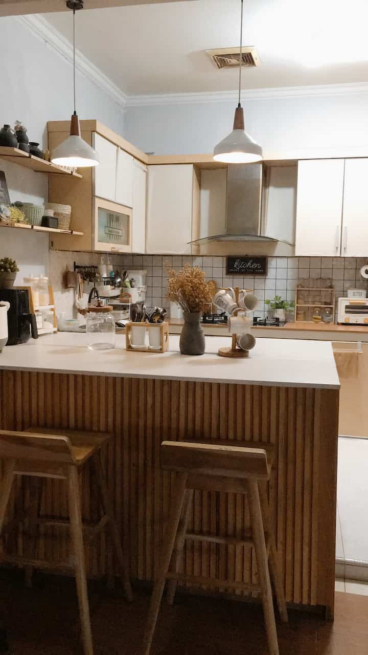 Dapur Open Space Low Budget

Lampu Gantung 80rb
Island Table hasil DIY budget 1 jt an 
Kertasive 300rb
Kursi Minibar 200an /buah

#DekorBudgetFriendly
#AstheticAffordable
#SpillDekorLowBudget
#DapurMinimalis
#DIY #OpenSpace #Minibar #HomeDekor


