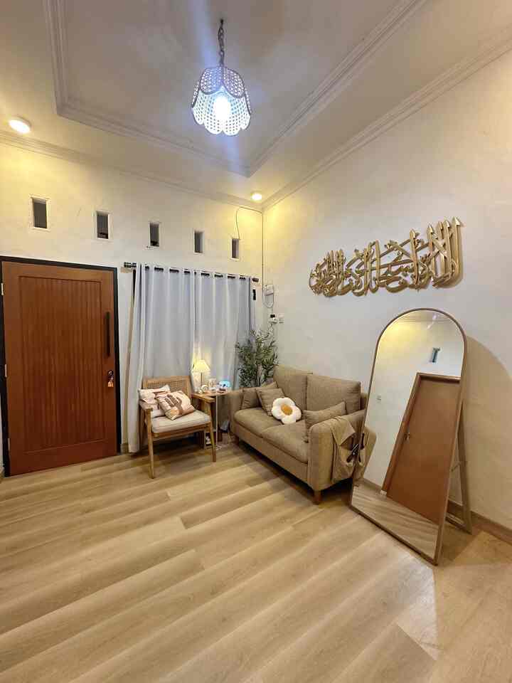 Hi! Selamat datang dirumah Bilall🥰
Sebelumnya perkenalkan aku Demy, Seorang ibu rumah tangga beranak 1 yang mempunyai hobby mendekor rumah.

Di BTNOA Season 7 ini aku mau berbagi tips & cara aku mendekorasi rumah aku yang mungil. 

Rumah aku ini tipenya subsidi dengan tipe bangunan 30/70 ( aku desain dengan konsep japandi style ) menggabungkan warna-warna yang soft seperti warna kayu, putih , dan warna-warna yang netral. 
konsep japandi menurutku cukup bisa membuat ruangan terasa hangat & nyaman .

Diruang tamu ini aku memakai sofa dengan 2 dudukan karena ruangan ini terbilang cukup kecil hanya berukuran kurang lebih 3 x 4m.
Disana juga terdapat pohon olive artifical, dan beberapa dekorasi lainnya.

Semoga dapat menginspirasi kalian semua ya 😊 Rumah kecilpun bisa kok dibuat nyaman🥰


#Ruangtamu #Ruangtamurumahsubsidi #Inspirasirumahmungil #Rumahmungil #JapandiStyle