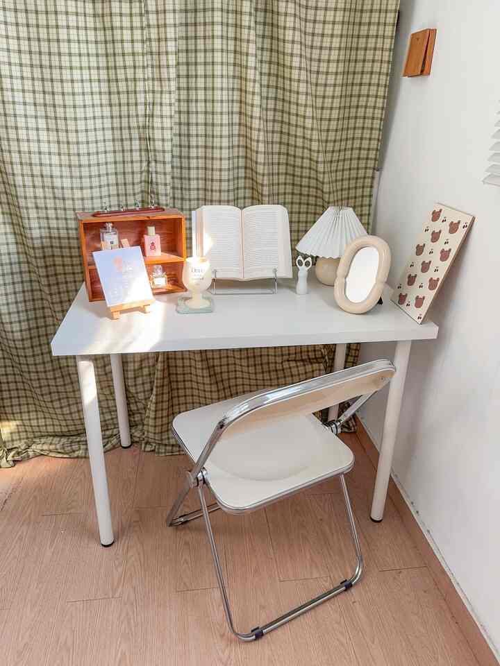 Diruangan ku, aku menggunakan pallete warna white wood, cream. Aku suka warna warna yang soft agar ruangan terlihat minimalist dan aesthetic


#BringColorsToMyHome #HomeColorPalette #RekomendasiWarnaRumah #homedecor #roomdecor #roominspiration #inspirasidekor #studio #apartmentstudio #studydesk #desksetup 