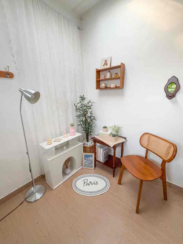 Aku selalu mencari barang barang dekorasi aku di ecommerce karna biasanya akan lebih murah dibandingkan kita ke toko offline. 
Nah kemarin ini ada beberapa produk dekor yg menurutku budget friendly tp juga worth it to buy 😍

- Rak kayu bertingkat itu aku menemukan seller yang termurah
- tanaman olive artificial biasanya mahal, tp aku menemukan yang affordable akhirnya🫶🏻
- meja kayu dengan kualitas yang oke ku dapat di harga segitu menurutku termurah 
- vase bunga warna pink yang murah 


#DekorBudgetFriendly #AestheticAffordable #SpillDecorLowBudget #livingroom #roomdecor #studiodecor #dekorasiruangan #aestheticdecor #decorlowbudget #apartmentstudio 