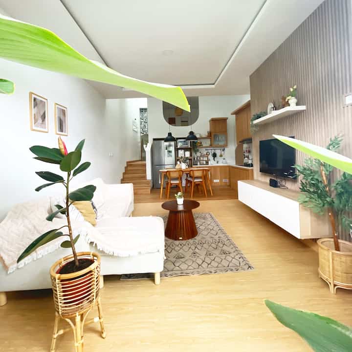 Ruang tamu, dry kitchen dan dining area ini merupakan perwakilan dari color pallete rumah ini.
Color pallete yg dipakai yaitu putih, coklat tua, coklat muda, beige dan hijau diambil dr tanaman 
Memakai color pallete ini bukan tanpa alasan, ingin menciptakan suasana yg hangat didalam rumah.
Bagian warna putih diimplementasikan ke dinding agar ruang menjadi lebih keliatan lega dan luas
Sedangkan hijau diambil dr tanaman artificial dan tanaman asli disini karet kebo, agar suasana menjadi fresh 
#BringColorsToMyHome
#HomeColorPallete
#RekomendasiWarnaRumah
#LivingRoomDecor
#ScandiHouse
#RumahMinimalis
