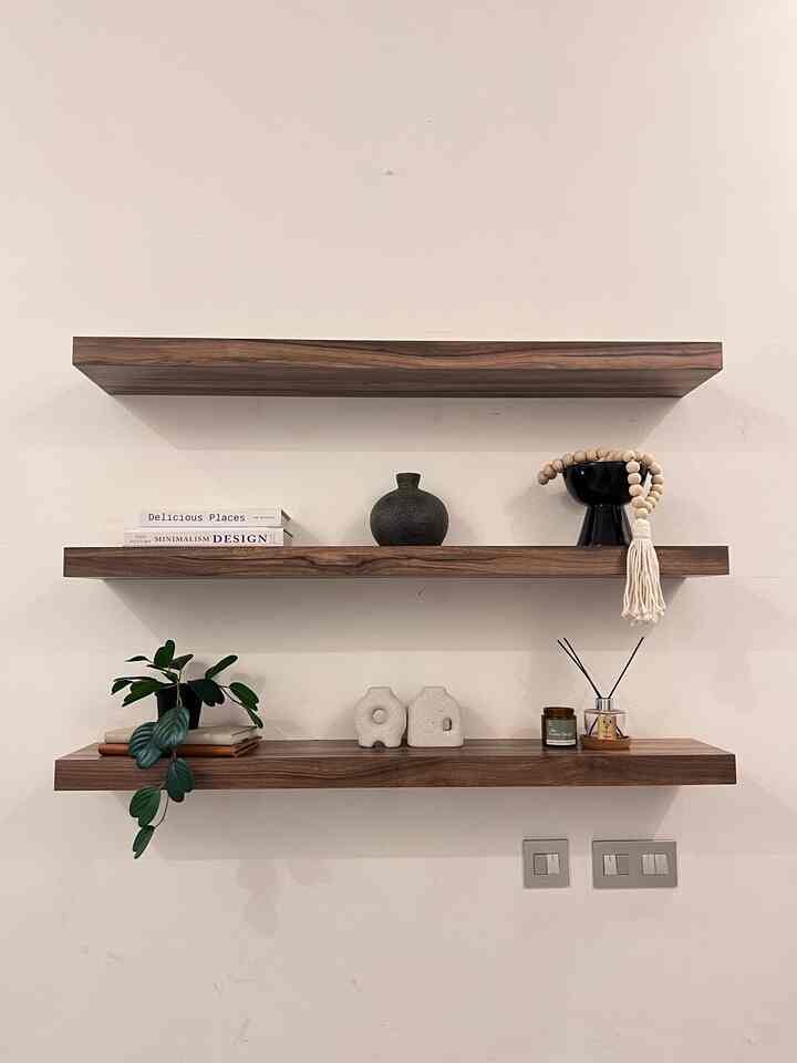 Di living room ini ada 3 ambalan. Di setiap ambalannya diberikan dekorasi dengan budget yang affordable. Harganya rata - rata kurang dari Rp 100.000 . Semoga menginspirasi :)

#DekorBudgetFriendly 
#AestheticAffordable 
#SpillDecorLowBudget
#ambalan
#shelves
#dekorasiambalan
#dekorasiruangtamu 