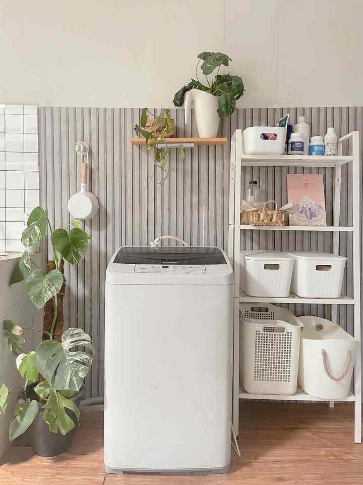 Laundry space yang amat low budget ini. Memakai stiker motif wood panel, karena untuk menutupi dinding yang terkena bekas bocor. Untuk lantainya memakai karpet vinyl sisa kamar. Dan lampu LED dibawah ambalan yang harganya terjangkau sekali. Semoga bermanfaat ya 🤍

#DekorBudgetFriendly
#AestheticAffordable
#SpillDecorLowBudget
#LaundrySpaceLowBudget