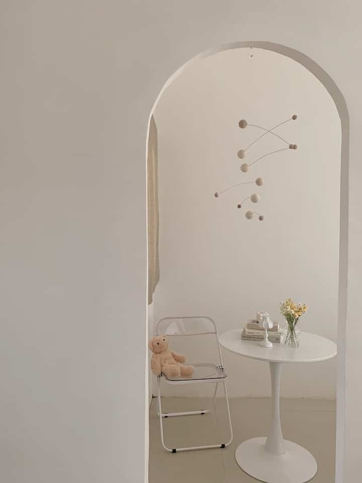 Karena aku suka suasana ruangan yang warm, Color pallete yang aku pilih dirumahku adalah warna dominan white / beige / cream / wood. Seluruh ruangan yang ada dirumah menggunakan warna tersebut. Aku menambahkan beberapa item dekorasi berwarna pastel agar tidak bosan dan monoton. 
#BringColorToMyHome
#HomeColorPallete
#RekomendasiWarnaRumah