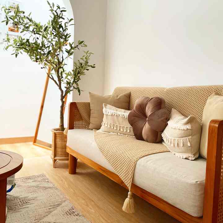 Siapa sih yg ga pengen tetep bisa dekorasi rumahnya ttp aesthetic tapi budget friendly. Aku salah satunya :)
Slide 1 : Bantal coklat sperti bunga yg ada diruang tamu ini, bikin cantik ya.. dan harganyanya cuma 47k 
Slide 2: Ambalan diatas TV ini didekorasi sedemikian rupa biar cantik, salah satunya pakai dummy book yg harganya 25k
Slide 3 : Vase beige itu namanya aruna vase udah dengan bunga kering hanya 30k aja
Slide 4 : coaster secantik itu utk alas reed diffuser hanya 8k aja loh

#DekorBudgetFriendly
#AestheticAffordable
#SpillDecorLowBudget
#DekorasiTerjangkau
#HomeDecor
#ScandiBoho