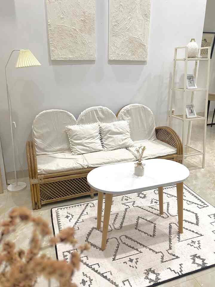 Halo semua.. ini adalah living room aku yg lama. yang sedang ingin aku bahas terkait dekorasi low budget yang aku terapkan di living room ini.

Jadi, ini adalah kursi rotan milik orang tua aku, yang umurnya hampir 20tahunan. Kursi ini lama sudah tidak terpakai, sudah tidak ada bantal sofa, dan kayunya sudah usang.


Akhirnya kursi ini aku makeover ulang, aku cat dan vernish ulang. Lalu aku beli busa untuk bantalan sofanya. Sarung bantalnya aku buat sendiri, aku beli bahan kain blacu lalu ku buatkan pola sesuai dengan ukuran kursi rotannya. Lalu aku minta tolong ke tukang jahit terdekat untuk pengerjaannya.


Overall aku puasss dengan hasil makeover aku, meskipun masih tampak jadul tapi perpaduan warna putih dan kayu membuat rumahku lebih nyaman. Bahkan banyak keluarga yang jadikan ruangan ini sebagai spot foto karna testimoninya  mirip dengan foto studio 🥰

Total budget aku untuk pembeliab busa bantal sofa dan juga pembuatan sarung bantal yait sebesar Rp.550.000. Lumayan hemat ketimbang aku harus membeli sofa baru ☺️🙏🏻

#Dekorbudgetfriendly #Aestheticaffordable #Spilldecorlowbudget #makeoverkursi #makeoverlivingroom #makeoversofa #livingroom 

