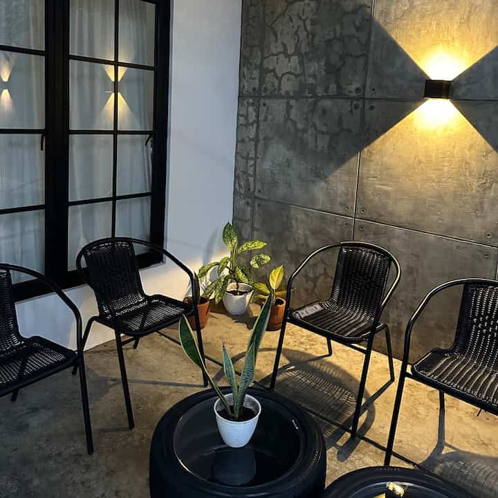 Color Palette

Aku dan Paksu memiliki selera yg sangat berbeda, dia dengan industrialnya dan aku dengan japandinya. Maka, ada percampuran 2 selera di @abouthomemaira. Oleh karna itu color pallete kami tidak jauh dari coklat, putih, abu dan hitam.

Kesan elemen hitam begitu terasa di area2 outdoor, karna disanalah biasanya Paksu beraktifitas 🖤

Semoga terinspirasi yaa tetangga!

#bringcolorstomyhome
#homecolorpalette
#rekomendasiwarnarumah
#industrialhome
#decorminimalist