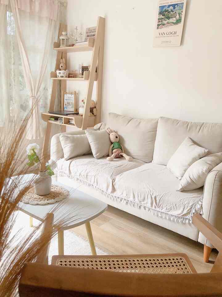 Dekorasi dengan banyak barang2 yg low budget dirumah ini…seperti sofa,aku lebih memilih custom dengan menyesuaikan space dirumah dan jg lebih murah dari ditoko2 perabot ofline dengah harga hanya 2jtan,meja tamu ini pun dengan harga under 200rban,karpet lantai ala korea yg tebal dengan harwa creamy dengan harga cuma 50rban,banyak lagi perabotan2 yg low budget dirumah ini…jadi dekorasi gak harus mahal 🤍


#DecorBudgetFrendly
#AestheticAffordable
#SpillDecorLowBudget