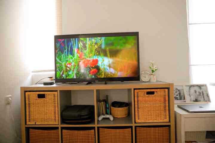 Spill 4 barang murce tapi fungsional dan estetik
1. Keranjang2 untuk rak IKEA kallax. Harganya murah tapi fungsional bikin ruangan rapih dan sangat cocok ditaro di rak Kallax
2. Pegboard IKEA skadis. Kalau punya barang printilan gemes, wajib punya nih. Dengan pegboard ini kita bisa dekor sesuai keinginan kita. Tinggal beli cantolan2 nya aja
3. Stiker polkadot. Biar kamar anak terlihat lebih cheerful, bisa banget nih ditempel2 stiker yg gemes. Harganya murah bgt tp disangka temen ku ini tuh cat karna saking ga keliatan kayak stikernya
4. Rak hotwheels. Yg punya anak laki dengan koleksi mobil2annya, wajib nih ada dirumah. Dia tuh buat dekorasi lucuk tp sekaligus bikin mainan mobil2an rapih.

#DekorBugdetFriendly
#AestheticAffordable
#SpillDekorLowBudget