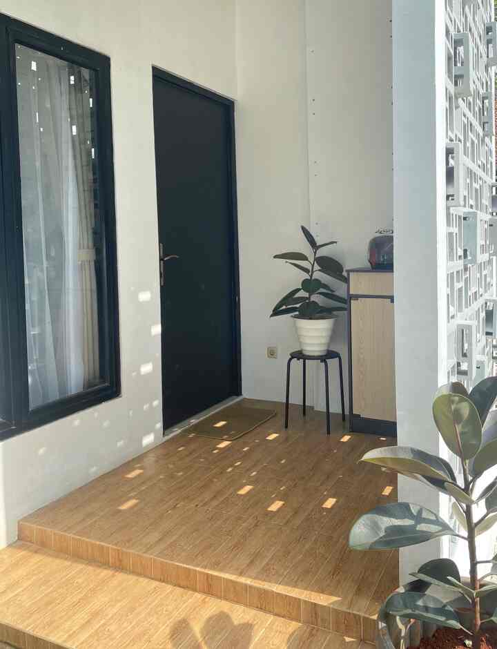 Dimulai dari fasad, living room, kitchen, dining room, dan bedroom, semua menerapkan tema warna yang senada, yaitu  warna earth tone. Putih, coklat, hitam, dan ada hijau. Aku pilih warna ini karna warna ini netral dan mudah untuk di padu padankan dengan berbagai macam bentuk furniture. Warna putih membuat rumah terasa lebih clean dan luas, warna coklat untuk memberikan kesan warm. Dan untuk pemilihan warna furniture hitam dan hijau agar lebih terasa variatif. Warna hijau pada tanaman pun samgat membantu membuat rumah terasa lebih sejuk dan nyaman. 

#Bringcolorstomyhome #homecolorpalette #rekomendasiwarnarumah #rumahjapandi #whiteandwoodhouse #earthtone #rumahminimalis 