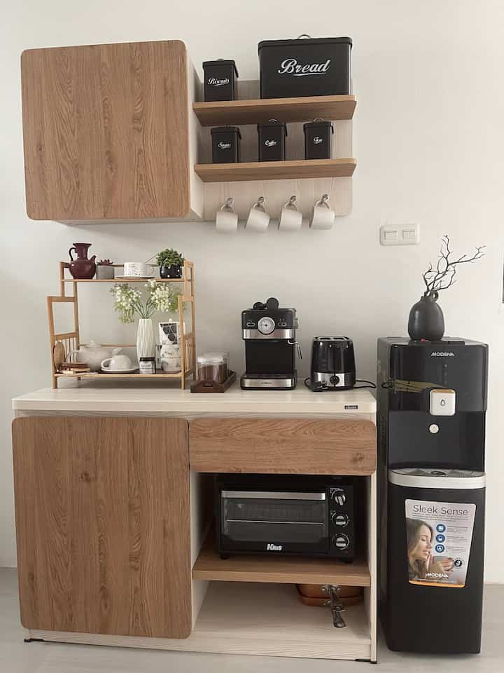 Secara overall, color palette di rumah kami kira-kira seperti warna yang ada pada Coffee & Tea Station ini. Karena ruangan yang ada di rumah kami kecil-kecil, sehingga kami sepakat menggunakan neutral tones seperti putih, hitam, cokelat, beige, dan ada abu-abu juga. Selain gampang di mix and match, neutral tones juga menjadikan rumah kami bisa tampak luas dan nyaman. Dinding rumah seluruhnya berwarna putih, sedangkan neutral tones adalah pilihan untuk warna furniture dan dekorasi di rumah kami. 

 #BringColorsToMyHome #HomeColorPalette #RekomendasiWarnaRumah #NeutralTones #CozyHomeColor