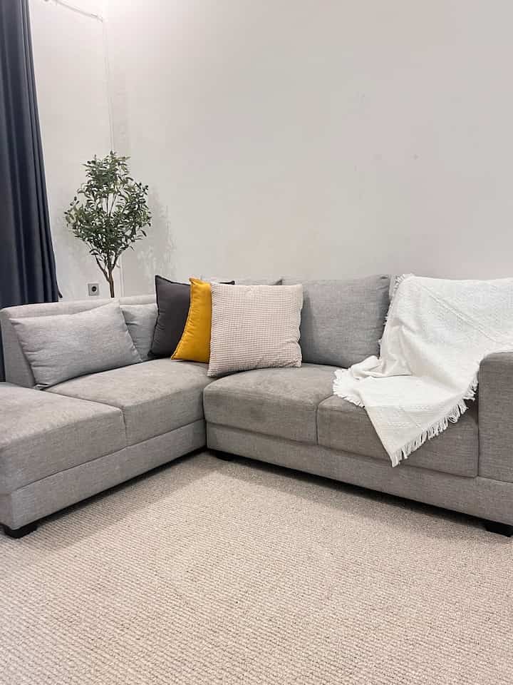 Color palette di rumah kami sesuai dengan tema rumah ini yaitu japandi mix industrial. Perpaduan warna abu muda (sofa dan cat industrial dinding) serta furniture yang di dominasi warna kayu. Ada 3 warna dominan yang menentukan color palette di rumah kami yaitu warna kayu, abu muda, dan putih. 

#BringColorsToMyHome
#HomeColorPalette
#RekomendasiWarnaRumah
#rumahjapandi
#rumahindustrial
#colorpalette
#rumahbekasi