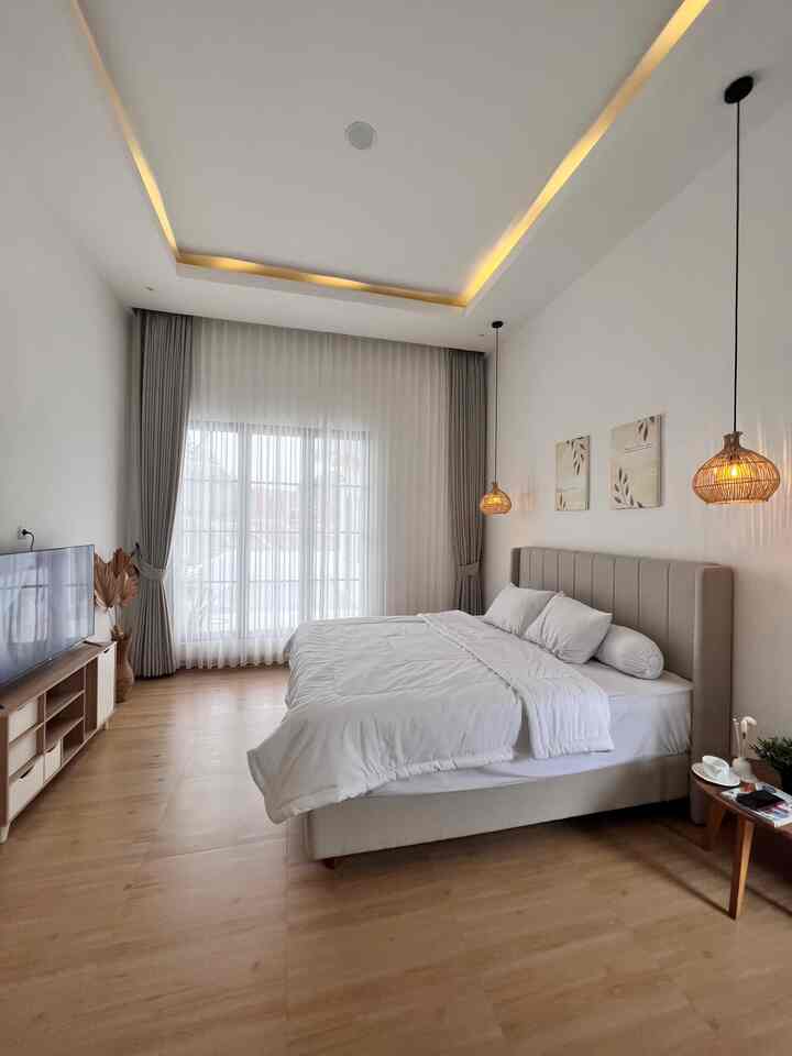 Inilah color pallete di kamarku. Sebenanrnya ga cuma dikamar, sebagian besar tone warna dirumahku di dominasi oleh warna-warna natural yaitu putih, wood (serat kayu), cokelat, abu. Ada sedikit variasi warna terakota dan hitam juga. Memang dibuat tone warna natural agar tampak seragam dan estetik. Mengapa memilih warna itu karena timeless, tidak akan lekang dimakan jaman. Soo i love it, mencari padu padan dengan warna warna itu aku rasa saat ini semakin mudah jadi bisa gampang mencari perintilan rumah sesuai color pallete rumah.

Color Pallate dikamarku:
Putih : dinding kamar, bet sheet, vitrase
Wood : Lantai, Furniture, Lampu Rotan, Pot Hiasan
Cream : Gorden, Hiasan Dinding

#BringColorToMyHome
#HomeColorPallate
#RekomendasiWarnaRumah
#ColorPallete
#scandinavian
#japandi
#depok
#RumahScandinavian

