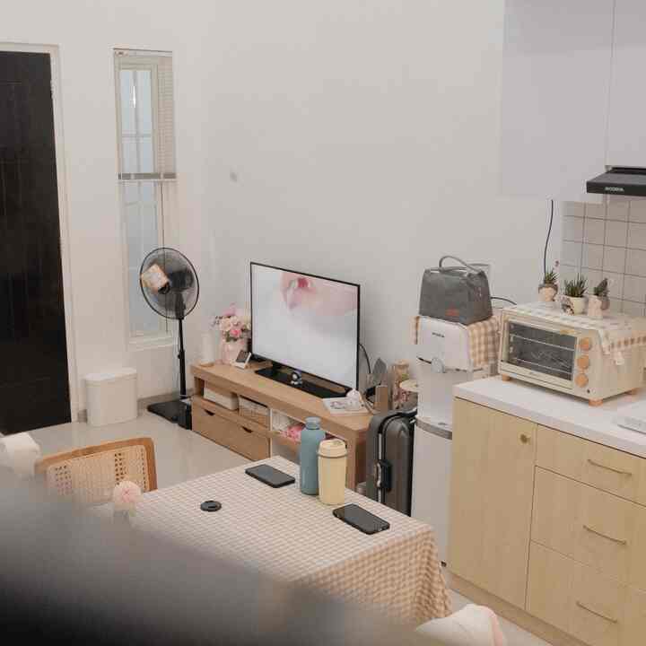 Palet Warna yang digunakan di Damaruma adalah white woody ala Korean Japandi. Penggunaan warna putih dan kayu menciptakan suasana cozy dan warm.
Penggunaan furnitur kayu, dekorasi dan peralatan warna putih menambah kesan senada dalam rumah.

#BringColorsToMyHome #HomeColorPalette #RekomendasiWarnaRumah #KoreanJapandiHouse #RumahMinimalis