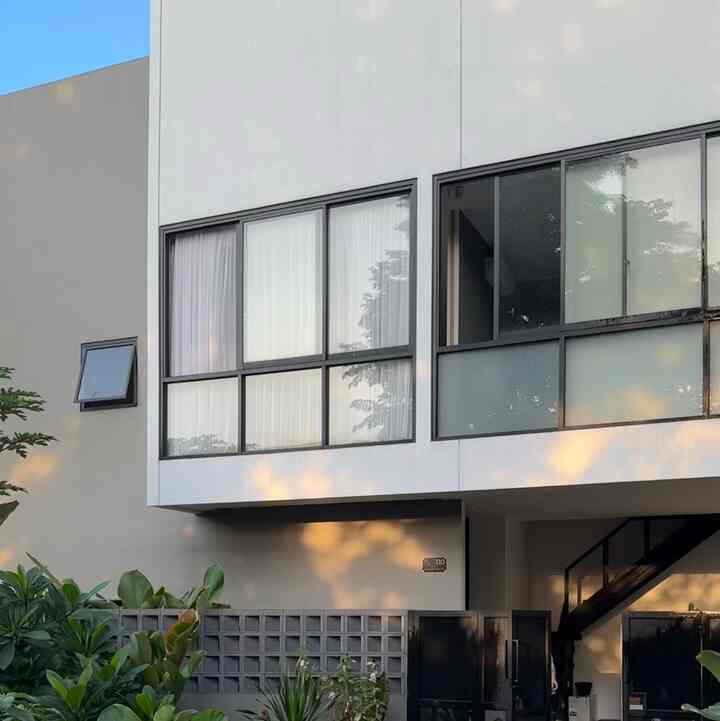 Dirumah Nurama ada berapa macam warna sih?Yuk kita bahas 😉

Rumah ini punya tema Japandi Minimalis. Japandi? Indentik banget sama warna coklat, putih, abu, hitam. Betul ga? Iya bener banget.

Hampir semua furniture dirumah ini warnanya selaras. Kenapa? Yaa biar ga pusing aja sih karna kebanyakan warna. Emang kalo banyak warna jadi pusing? Ga juga ko, itu selera aja 😉

Pas banget, aku dan suami satu visi misi. Jadi waktu nentuin color pallete rumah ini, ga begitu sulit. Untuk furniture disini ada beberapa yang kami custom menggunakan plywood dilapis hpl. Biar makin seragam, sengaja kita ga bedain warna hpl yang dipakai. Supaya dari satu ruangan ke ruangn lainnya masih tetep nyambung ☺️

Disini aku gunain komposisi warna di (50:20:20:10)
Putih:coklat:abu:hitam. Buat yang masih bingung nentuin color pallete buat dirumah, coba deh pake komposisi kaya gini. Bisa juga dibuat 50:30:20, pokonya senyamannya kalian ya 😉 #BringsColorToMyHome #HomeColorPallete #RekomendasiWarnaRumah