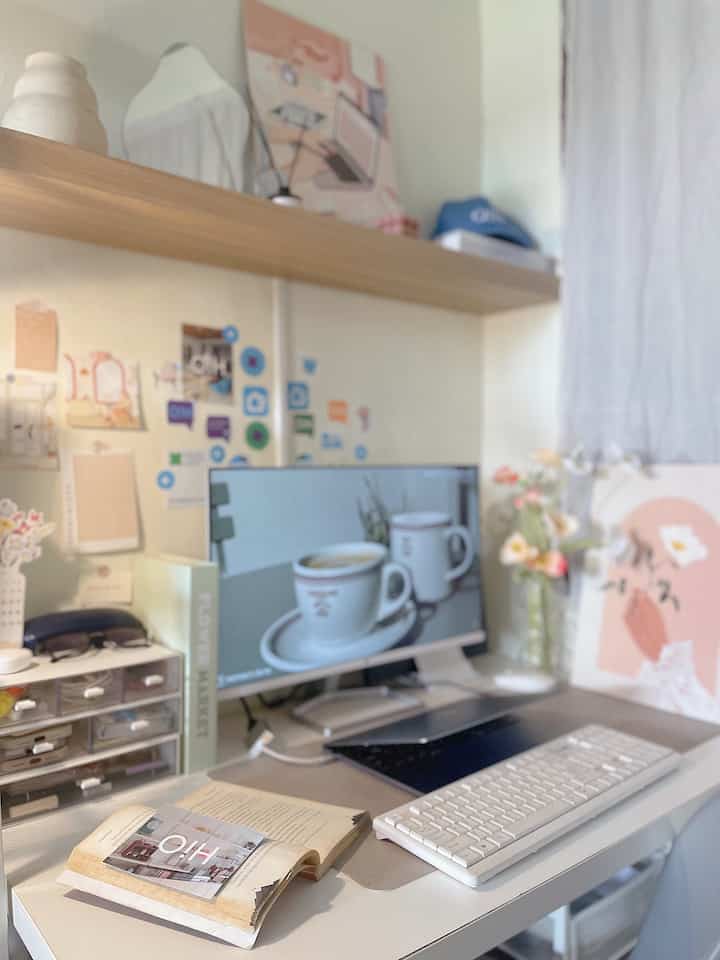 Di ruang kerja ini, warna putih cenderung mendominasi. Karena space ruang kerja ini hanya segaris, jadi agar terkesan tidak sempit, aku memanfaatkan warna putih. Tapi, untuk membuat sudut ini tidak terlalu monoton, aku memakai juga beberapa warna pastel untuk postcard, walldecor, dan tanaman artificial. Serta warna beige dan nude untuk vas. Di dinding ruang kerja ini sebenarnya aku rencanakan untuk menempelkan koleksi stiker dari Ohouse. Selain karena stikernya unik dan estetik, bisa juga untuk menambahkan warna-warna di sudut ruang kerja ini. Semoga bermanfaat yaaaa 🤍
#BringColorsToMyHome
#HomeColorPalette
#RekomendasiWarnaRumah
#RuangKerjaMinimalis