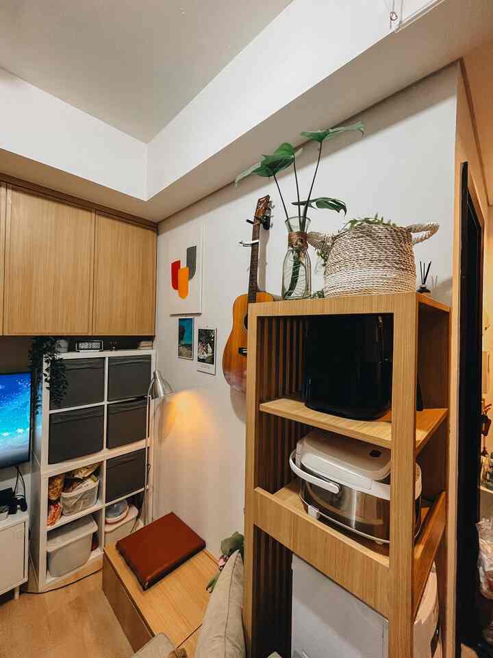 Kali ini mau sharing dikit buat beberapa dekorasi di living room ku. 
Ada keranjang anyaman dan beberapa lukisan imitasi. 
Bisa dibilang ini best buy ku banget. Keranjang anyaman ini selain estetik, juga fungsional banget buat nyimpen barang2 atau snack2 agar ga berserakan dimana2.
Sedangkan untuk lukisan imitasi yang aku punya ini harganya terjangkau tapi dengan kualitas yg cukup bagus. 

#DekorBudgetFriendly
#AestheticAffordable
#SpillDecorLowBudget
#keranjangAnyaman
#livingroom
#LivingRoomDecoration
#TinyApartment